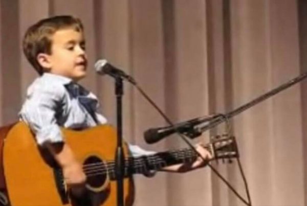 Han går kun i 2. klasse, men bliver allerede kaldet for 'den nye Johnny Cash'