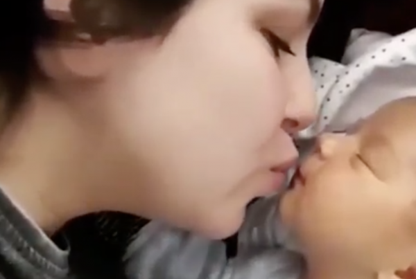 Nybagt mor kysser sin baby på munden - videoen har fået tusinder af hjerter til at smelte